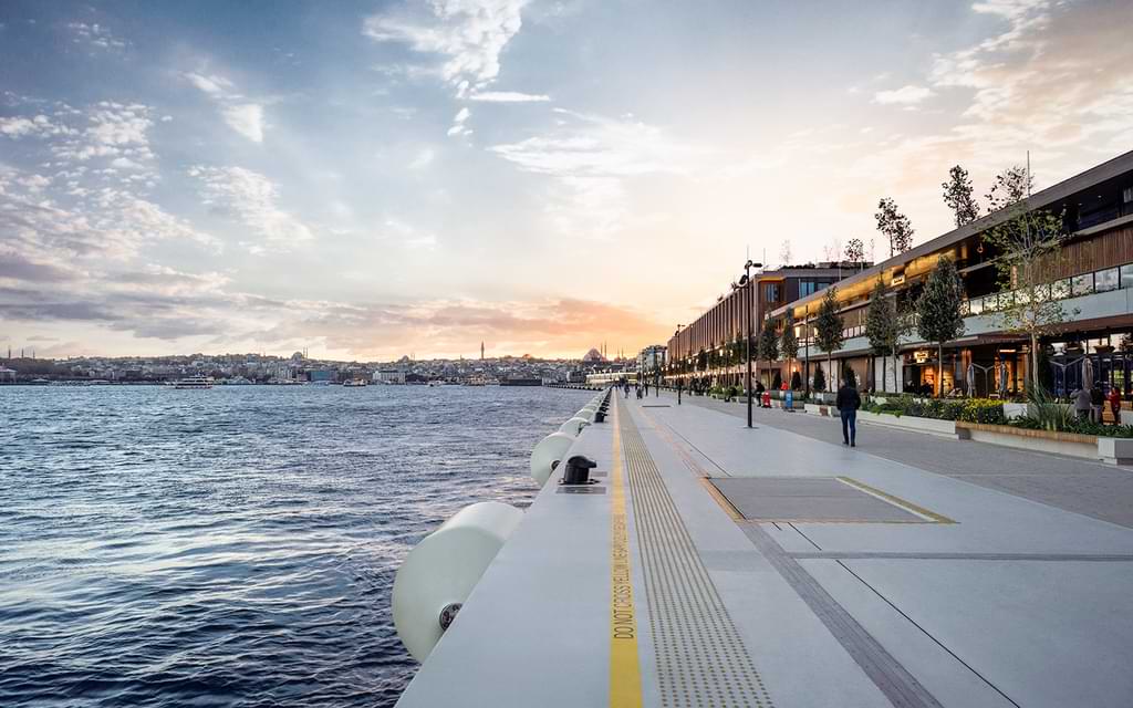 Istanbul Cruise Port promanede coastline
