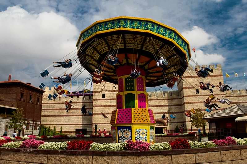 kids have fun with sekoling in amusement park Isfanbul vialand Istanbul