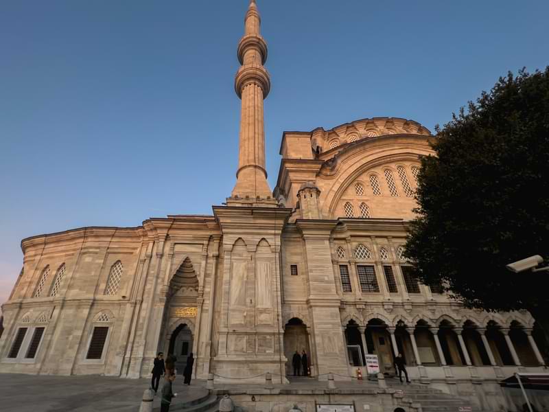 Nuruosmaniye Mosque is an alternative during Blue mosque restoration