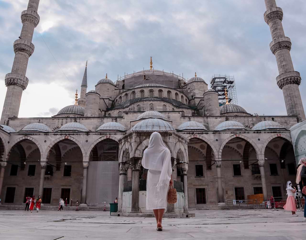 women in the sultanahmed to visit blue mosque
