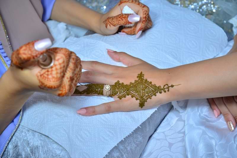 application of henna tattoo in istanbul